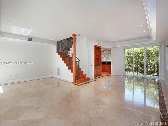 3rd image of 592 Fernwood Rd