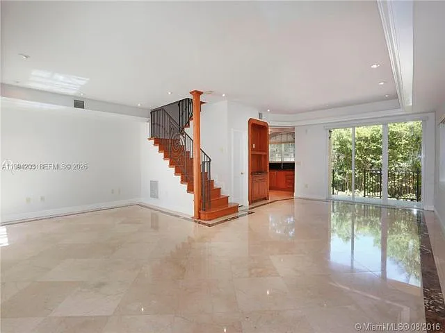 592 Fernwood Rd — Photo 3