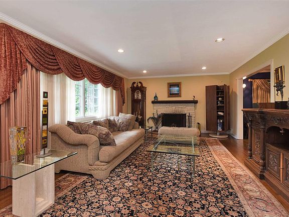 2nd image of 20 Hilltop Dr E