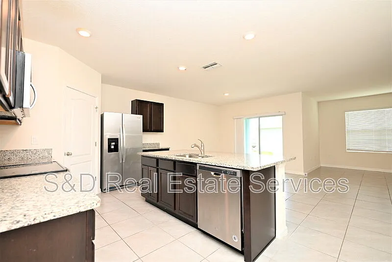 4 bed, 2.0 bath, 1867 sqft, $2,360 — Photo 3