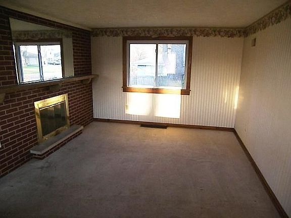 4th image of 4400 W Hillcrest Ave