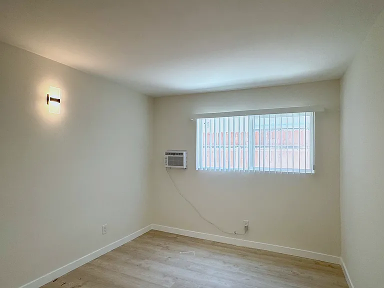 13401 Victory Blvd #4 — Photo 12