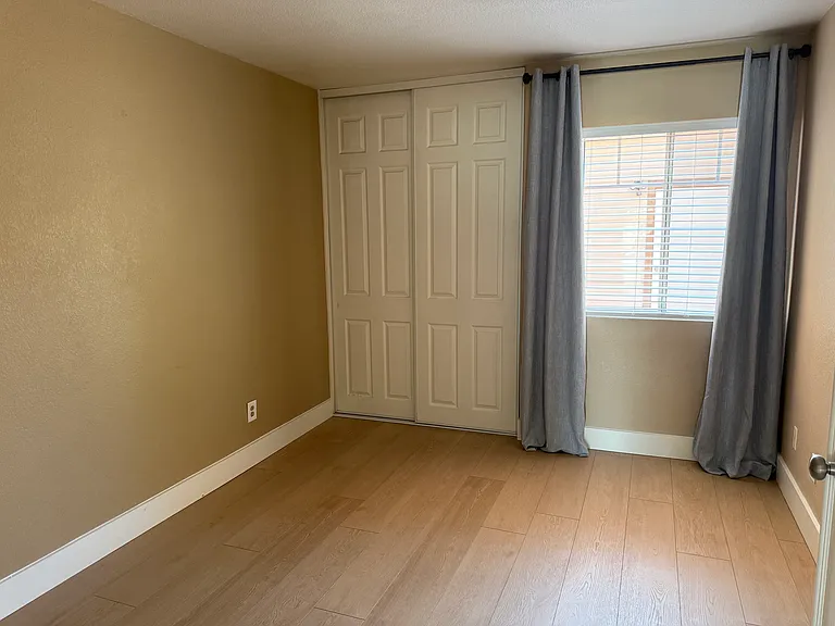 1010 E Chestnut St — Photo 18
