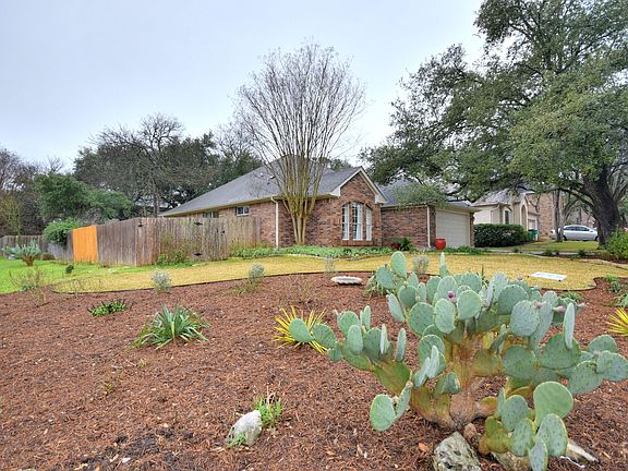 3rd image of 1100 Sugarberry Dr