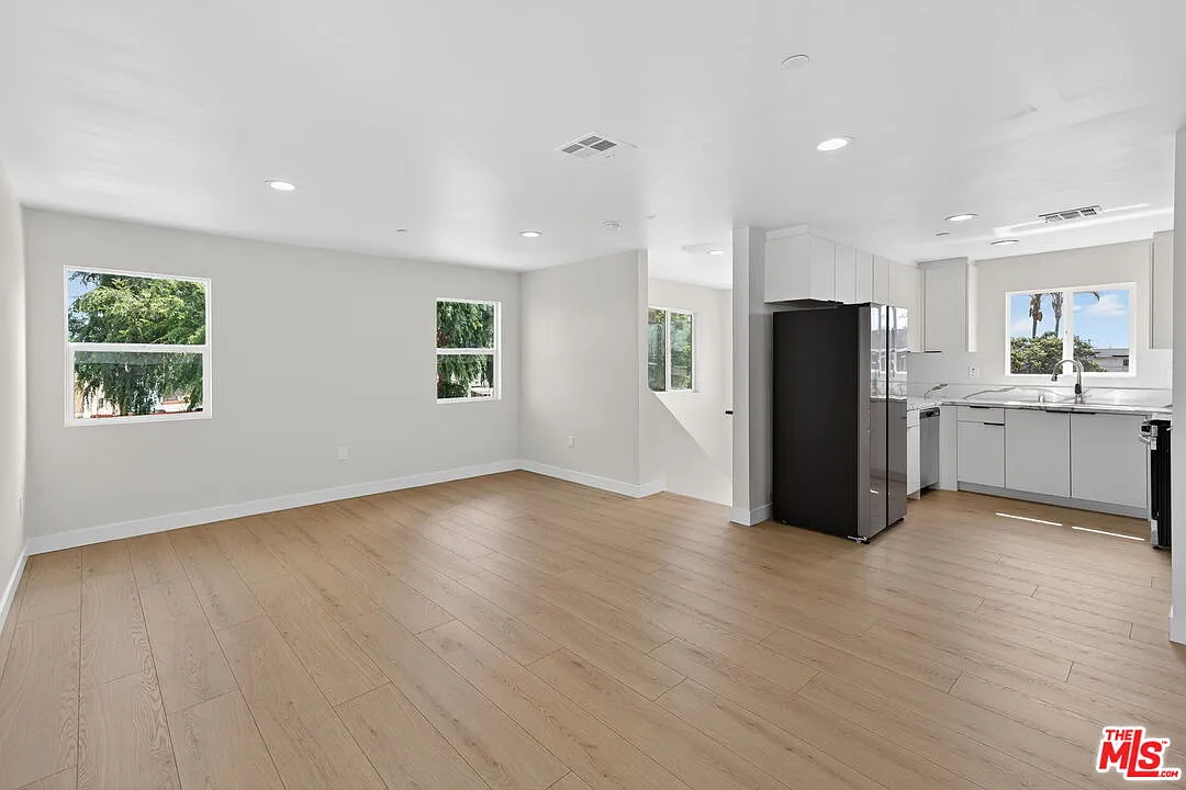 5 bed, 1600 sqft, $3,575 — Photo 2