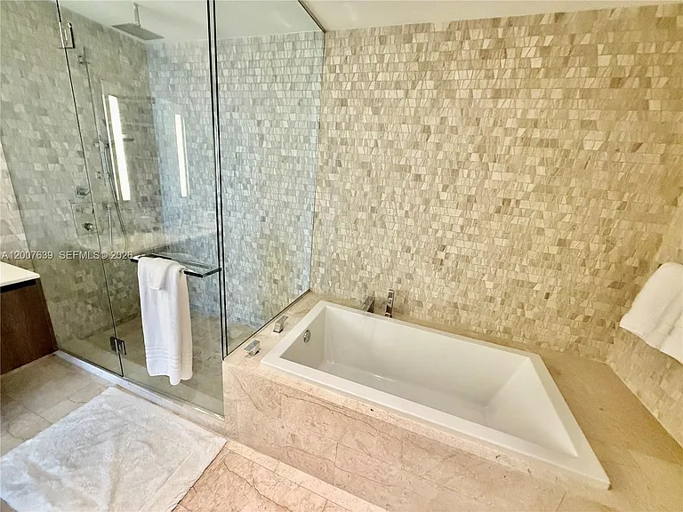 88 SW 7th St #1109 — Photo 37