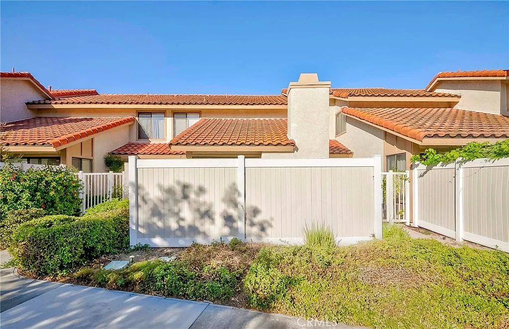 2 bed, 2.5 bath, 1238 sqft, $3,200 — Photo 1