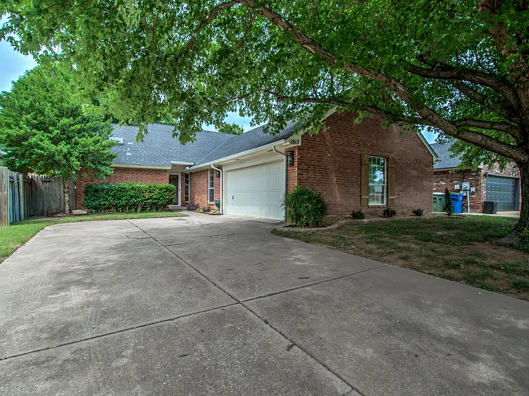 1817 Victoria Dr — Photo 3