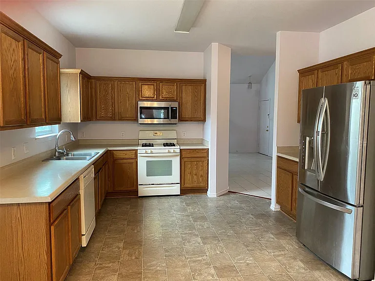 1850 Logan Dr — Photo 4
