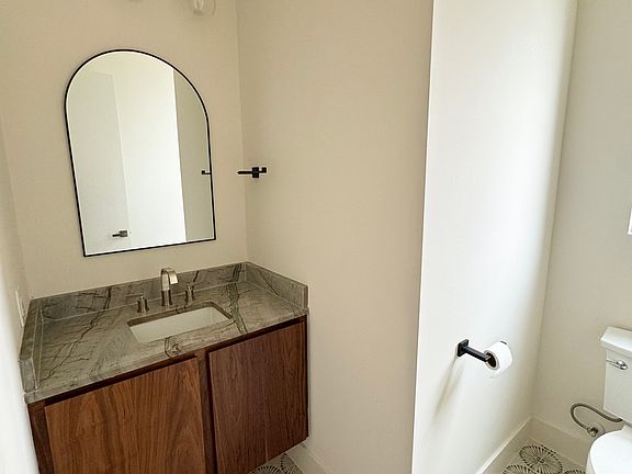 5th image of 1002 Lamar St