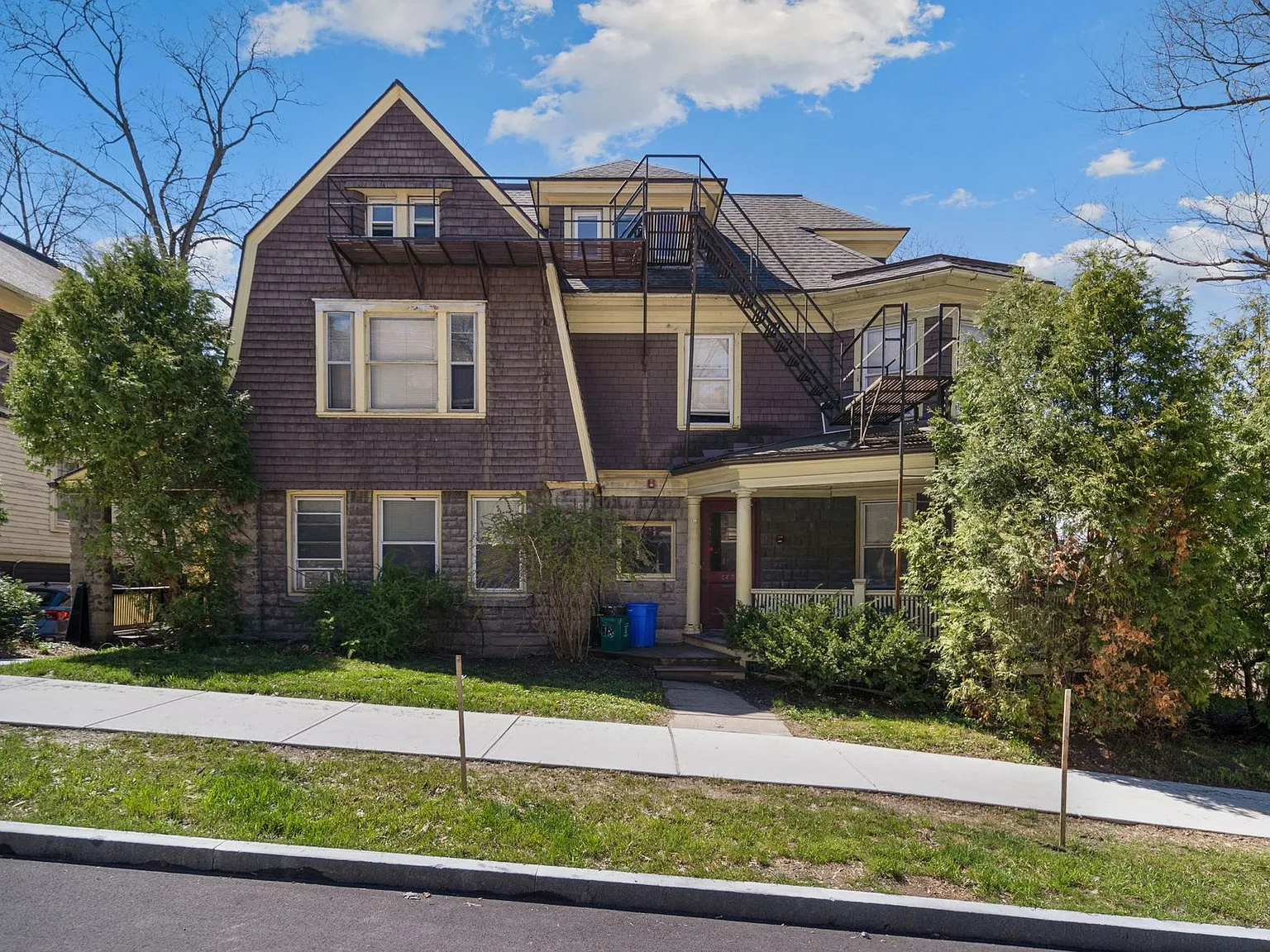 609 E State St — Photo 2