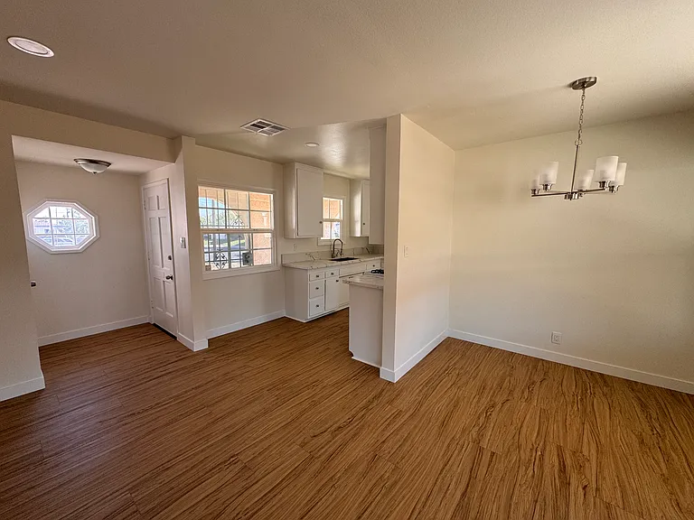 764 W Flora St — Photo 4