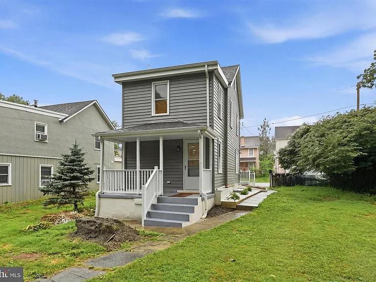 705 Forrest Ave — Photo 2