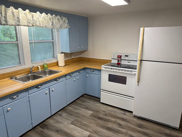1090 King Edward Ave SE — Photo 9