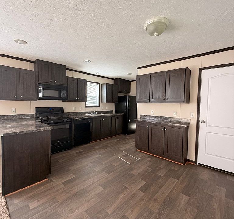 2nd image of 199 Lakeshore Cir #199