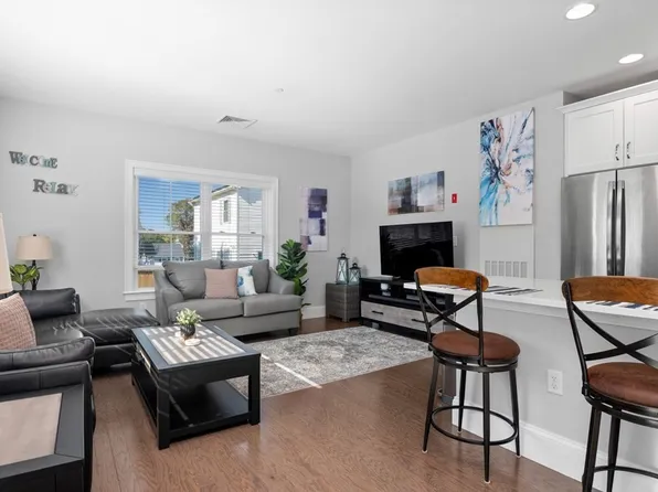 445 Essex St Unit 204, Swampscott, MA 01907