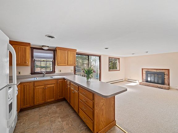 3rd image of 551 Shore Rd