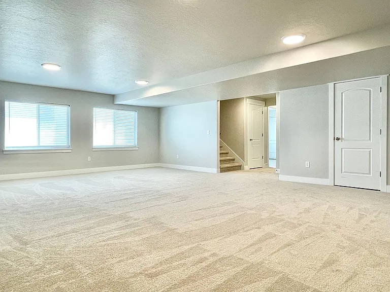 446 N Hillview Dr — Photo 40