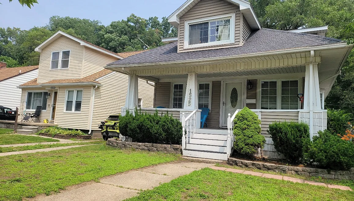 1525 Wyandotte Ave — Photo 1