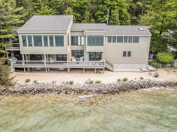 2211 Crystal Dr, Frankfort, MI 49635