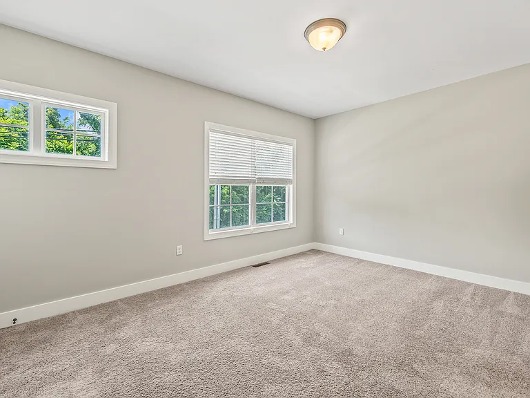 137 N Franklin Ave — Photo 12
