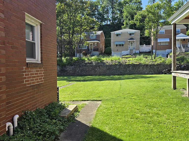 Side of house to backyard.