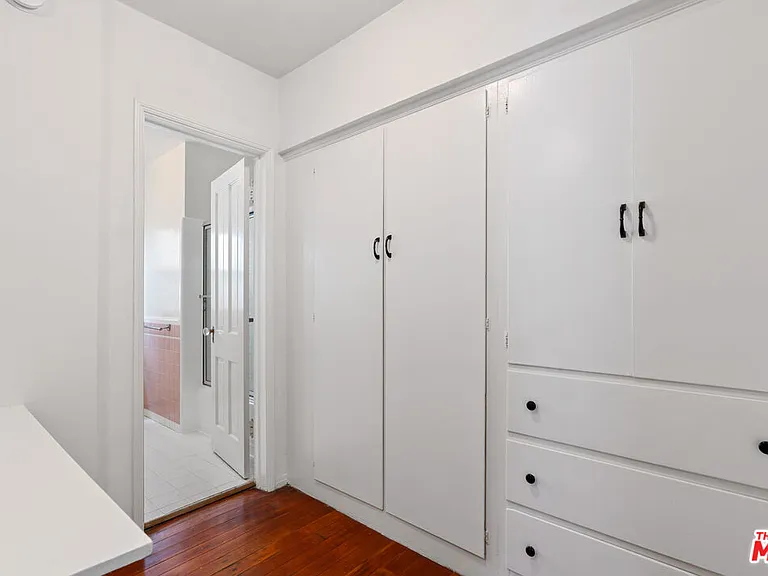 180 N Clark Dr — Photo 14