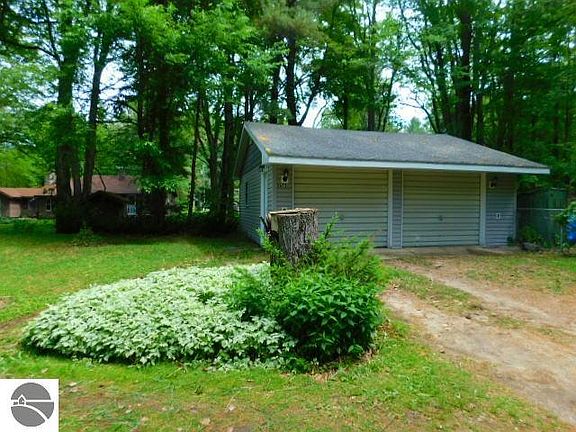 2nd image of 5675 E Shore Dr NE