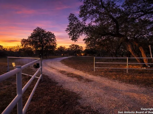 140 County Road 7866, Devine, TX 78016