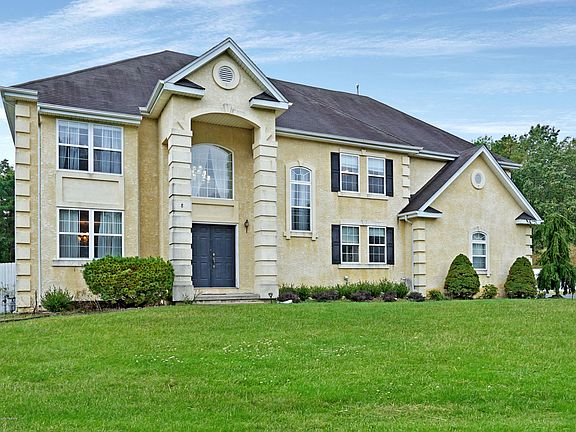 2nd image of 8 Fox Hollow Dr