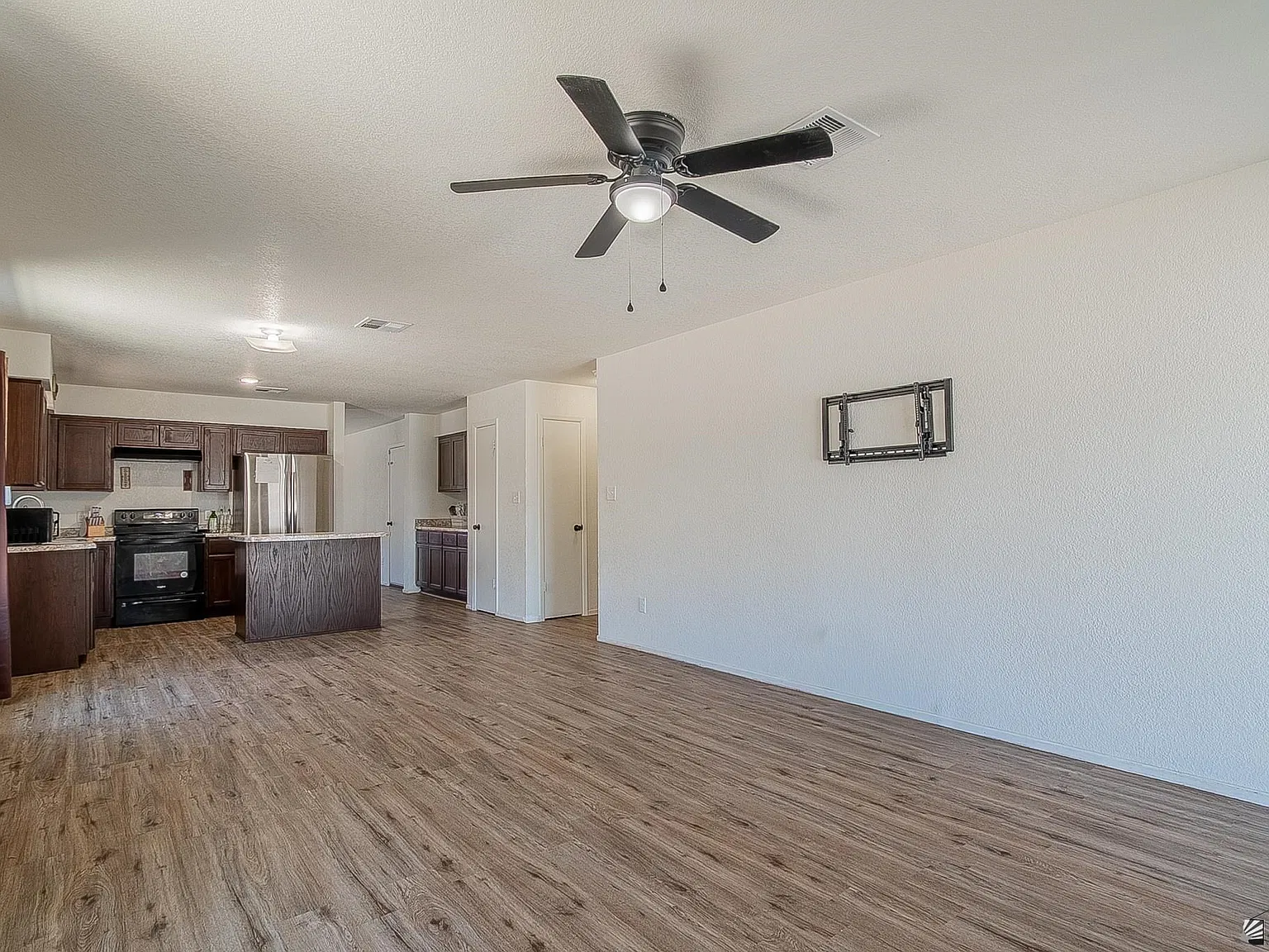 4 bed, 2.0 bath, 1537 sqft, $1,600 — Photo 2