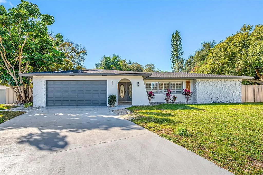 4 bed, 2.0 bath, 2100 sqft, $4,750 — Photo 1