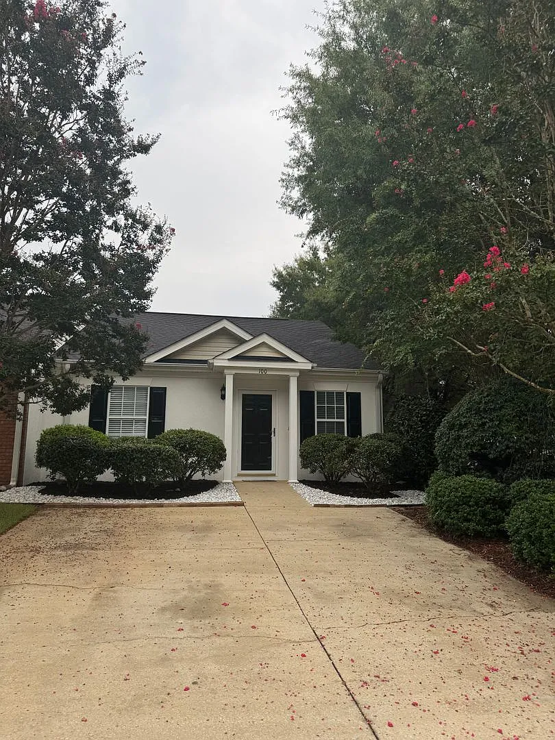 Charming Corner-Lot End Unit with Private Courtyard in Prime Lexington Location! — Photo 1