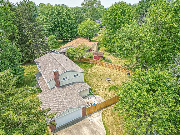 3rd image of 910 Holly Dr