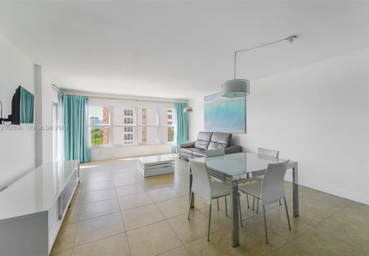 Carlton Tower Condo — Photo 1