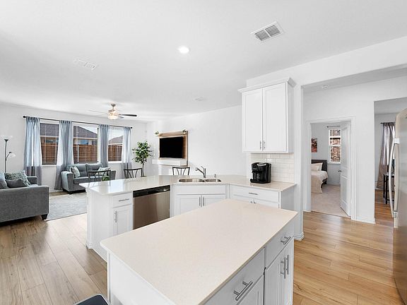 5th image of 513 Macdonald Way