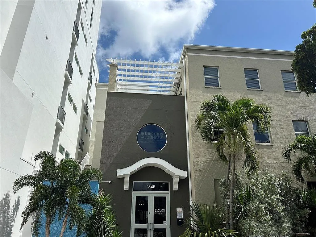 4 bed, 2.5 bath, 3130 sqft, $8,500 — Photo 2