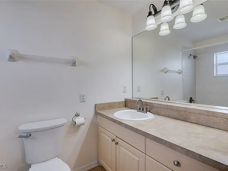 2221 NE 15th Ln — Photo 9