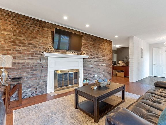 5th image of 3810 Crestwood Dr