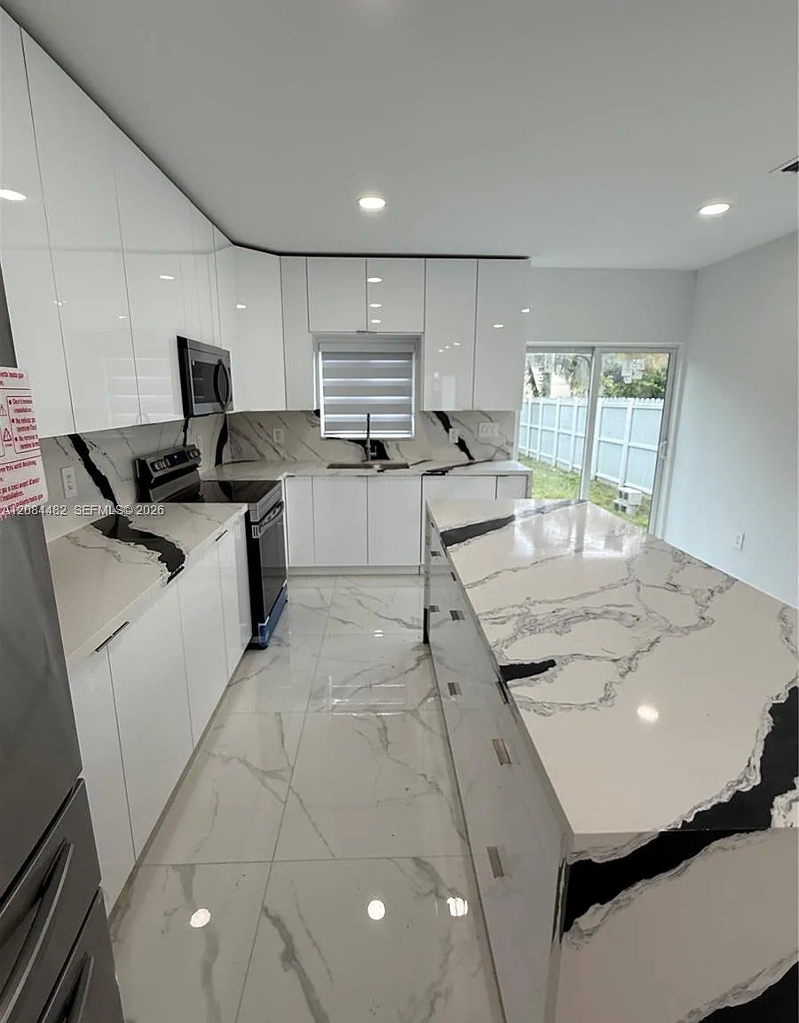 3 bed, 2.5 bath, 1640 sqft, $3,500 — Photo 3