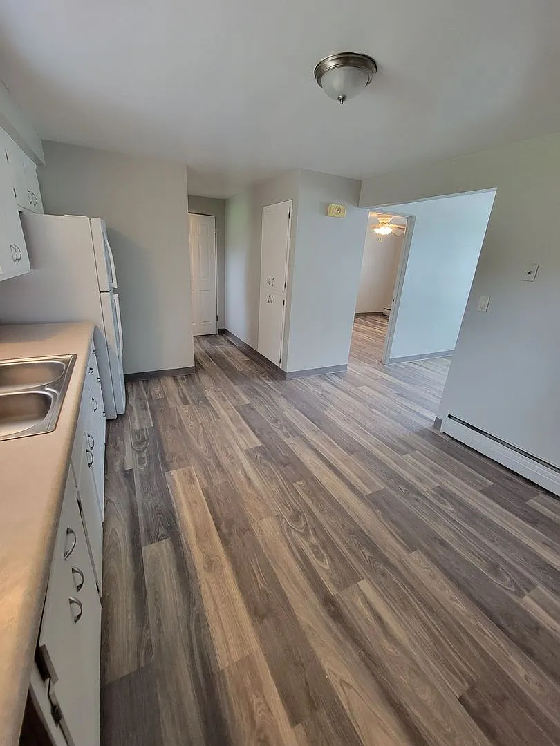 413 S Railroad St — Photo 3