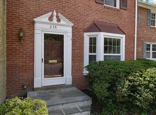 238 Commons Dr NW, Vienna, VA 22180