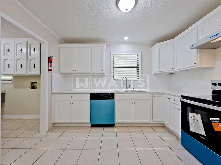 1036 Rose Hill Cir — Photo 5