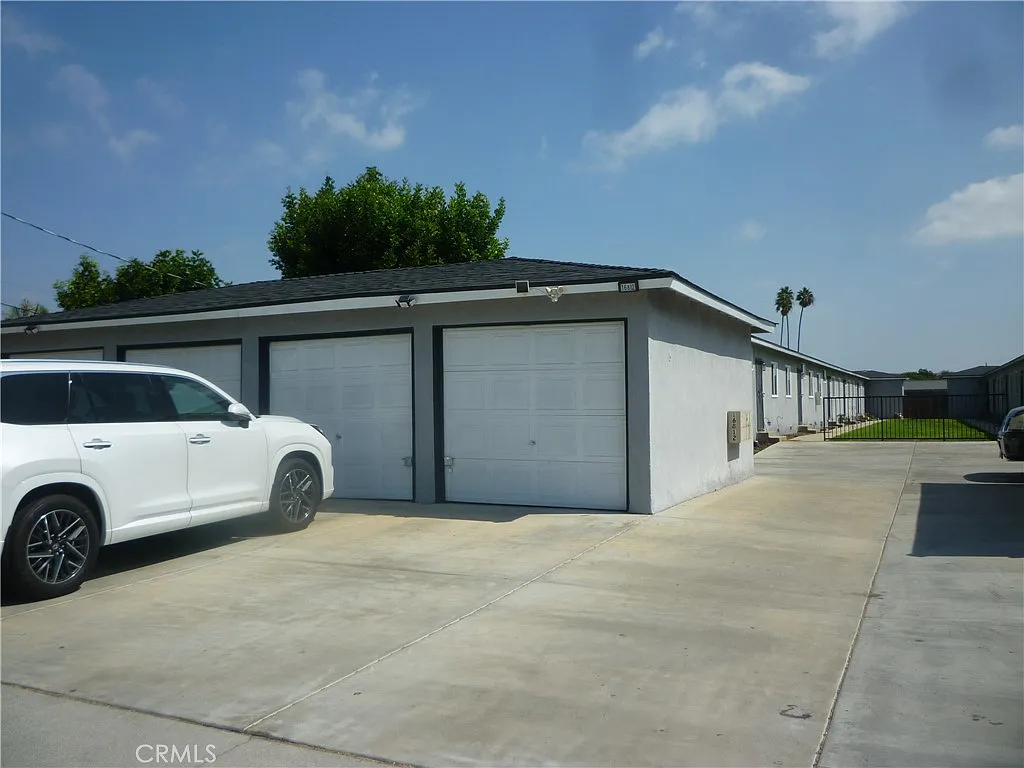 2 bed, 812 sqft, $2,600 — Photo 2