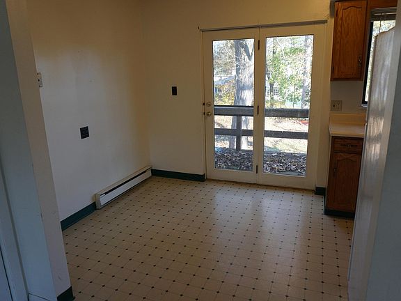 3rd image of 4-4 University St