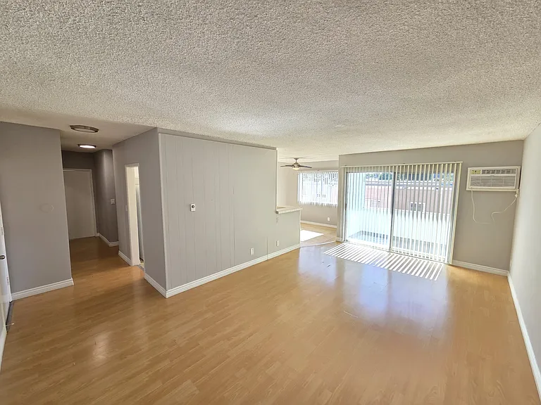 13955 Oxnard St — Photo 1