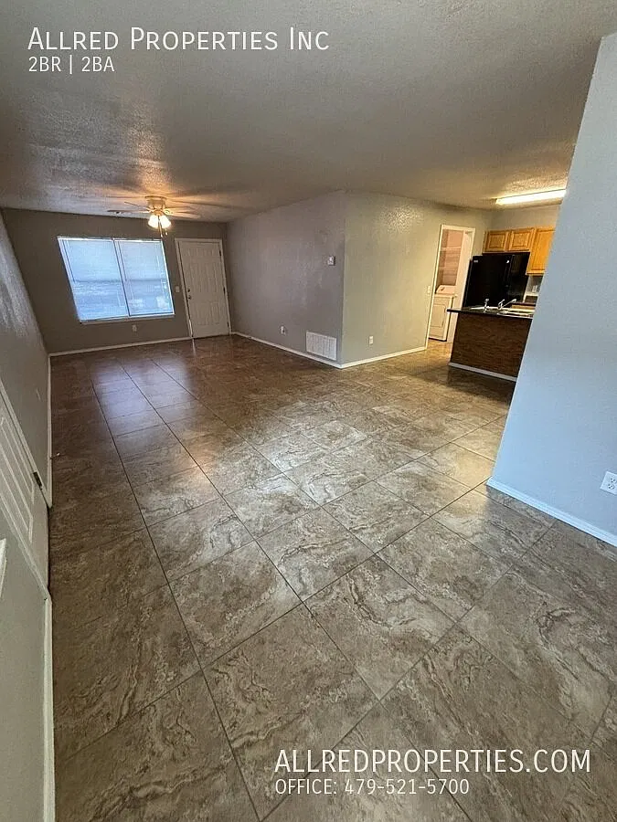Close to the University of Arkansas 2 Bedrooms 2 Bathrooms — Photo 3