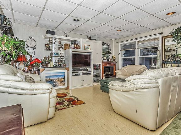 4th image of 24 Audrey Ave