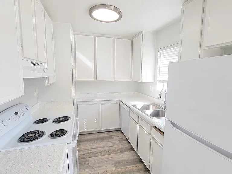 1018 E Lexington Ave — Photo 8