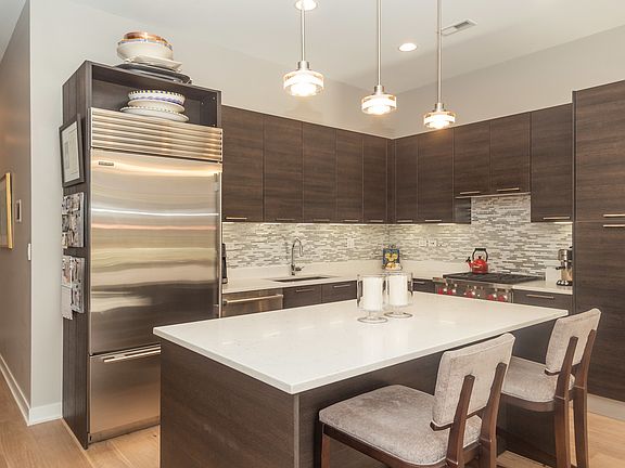2nd image of 1611 N Hermitage Ave #302